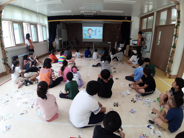 ▲한전 강원본부 사회봉사단은 지난 8일 평창군 미탄면 미탄초등학교 학생들을 대상으로 ‘작은 학교 희망 만들기’ 봉사활동을 했다. ⓒ한국전력공사 강원지역본부