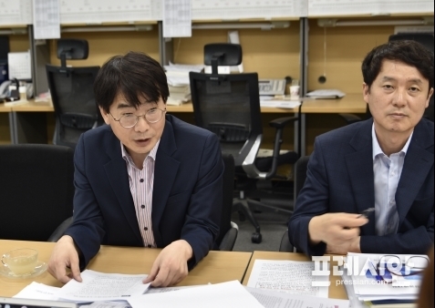12일, 전북도청 기자실에서 수자원공사측의 용담호 태양광설치 반대 기자회견을 갖고 있는 김인태 전북도 환경녹지국장(왼쪽) ⓒ최인 기자