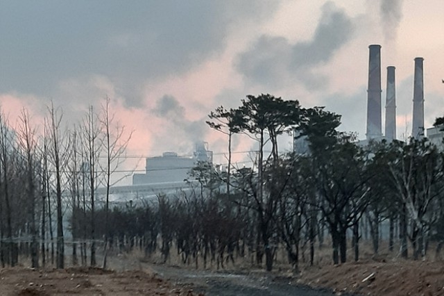 ▲ 현대제철이 브리더를 통해 고로 가스를 배출하는 장면. 2019년 4월 11일 오전 6시. ⓒ유종준