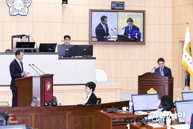 ▲지난 18일 여수의회 송하진의원이 제194회 임시회 에서 권오봉시장을 상대로 시정질문을 하고 있다. ⓒ프레시안(진규하)