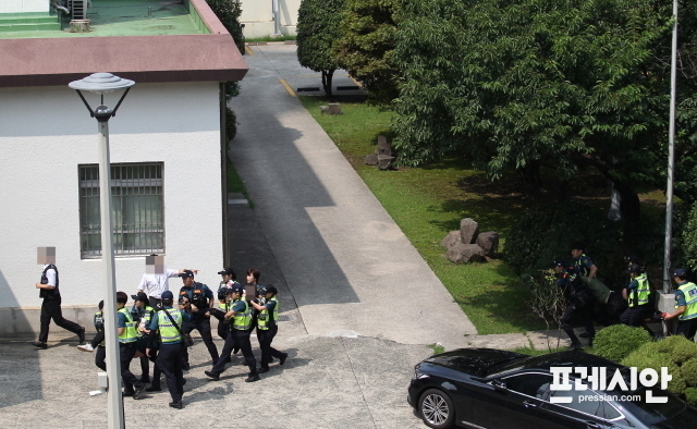 ▲ 지난 22일 오후 부산 일본영사관에서 기습 농성을 하다 경찰에 연행되고 있는 대학생들 모습. ⓒ프레시안(홍민지)