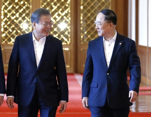문재인 대통령이 10일 오전 청와대에서 30대 기업을 만나 일본의 수출규제 조치와 관련한 대책을 논의하기 위해 홍남기 경제부총리 겸 기획재정부 장관과 함께 입장하고 있다.