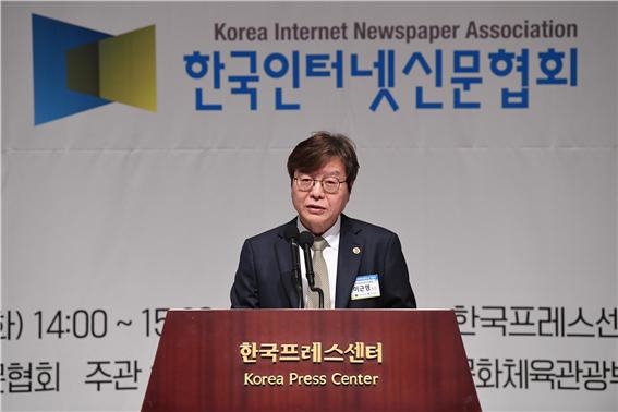 ▲23일 오후 한국프레스센터에서 개최된 ‘2019 인터넷신문의 날 기념식’에서 이근영 한국인터넷신문협회 회장이 개회사를 하고 있다. ⓒ한국인터넷신문협회