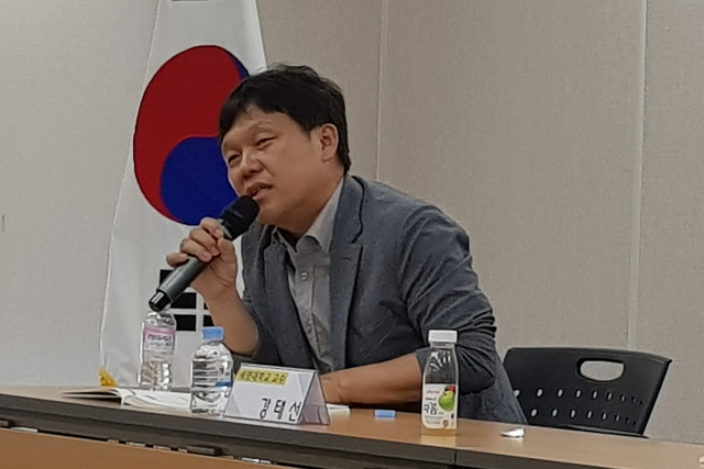 ▲ 강태선 교수는 가습기살균제사건과 4·16세월호참사 특별조사위원회가 '영국의 공개 조사 제도가 한국의 사회적 참사에 던지는 시사점'이란 주제로 연 강연회에 참석했다. ⓒ프레시안(최용락)