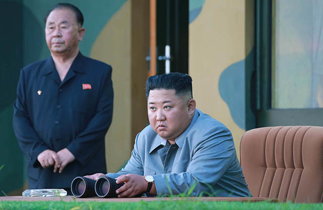 ▲ 김정은 북한 국무위원장이 25일 단거리 탄도 미사일 시험 발사를 참관했다고 북한 관영매체 <조선중앙통신>이 26일 보도했다. ⓒ조선중앙통신=연합뉴스