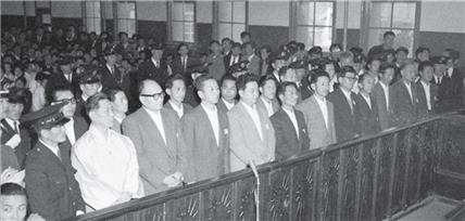 ▲ 1959년 대법원 선고 공판. 맨 왼쪽 흰 옷이 조봉암 (출처: (사)죽산조봉암기념사업회)