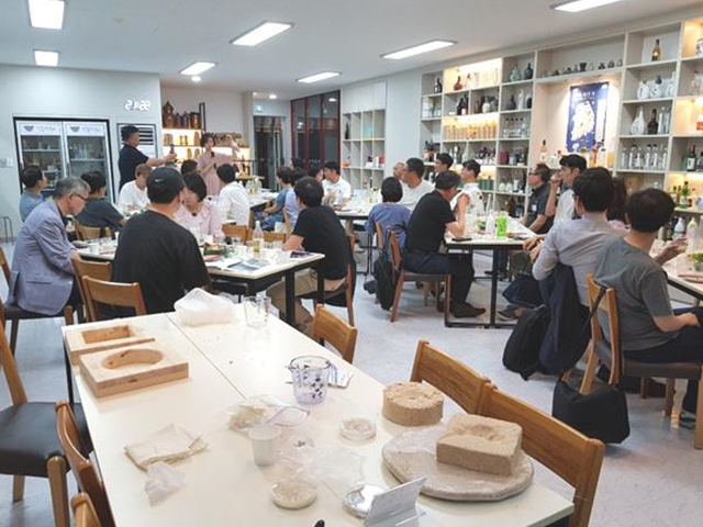 ▲막걸리학교에서 막걸리를 맛보고 막걸리로 소통하다보면 새로운 세계가 열릴 것입니다.Ⓒ막걸리학교
