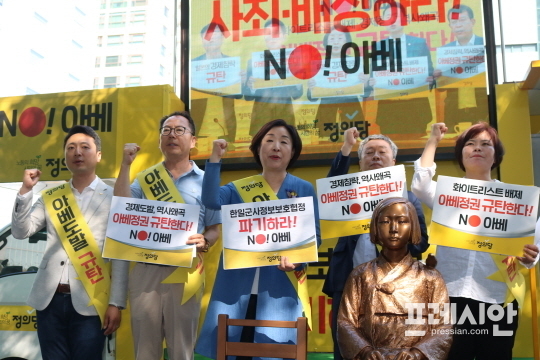 ▲ 7일 오후 부산 동구 일본영사관 인근 평화의 소녀상 앞에서 열린 '아베규탄 정당연설회'에 참석한 정의당 심상정 당대표(가운데). ⓒ프레시안(박호경)