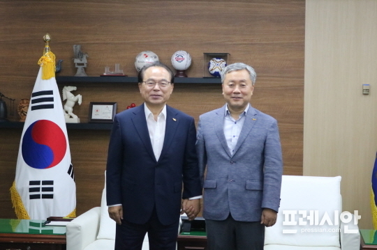 ▲ 오거돈 부산시장과 정의당 현정길 부산시당위원장. ⓒ프레시안(박호경)