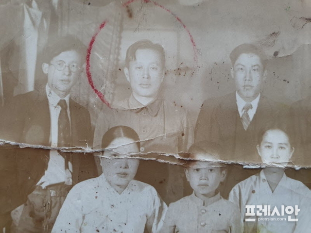 ▲우용현 선생(원내 우용현 선생, 앞줄 오른쪽 부인 차우필 여사, 어린아이는 아들 우제성, 1939년).ⓒ하동군