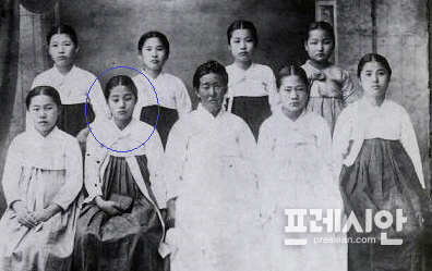 ▲김필호 선생 사진(광주3‧1운동에 가담한 수피아여고 학우들과 함께한 사진, 1919년).ⓒ하동군
