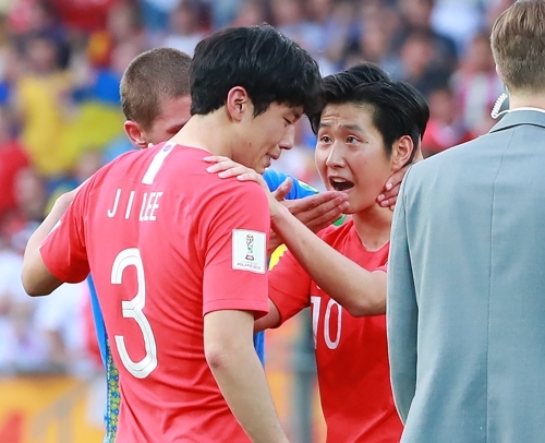 ▲ 폴란드 우치 경기장에서 열린 2019 국제축구연맹(FIFA) 20세 이하(U-20) 월드컵 결승에서 1-3으로 아쉬운 역전패 한 한국의 이강인이 동료 이재익을 위로하고 있다. ⓒ연합뉴스