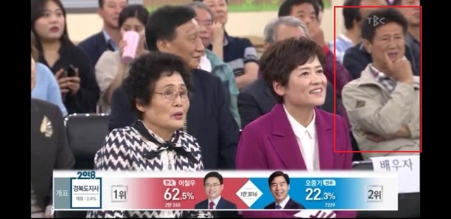 ▲개표방송 당시 강은희 후보 캠프에서 개표방송을 지켜보는 허선윤 이사장. ⓒ셜록