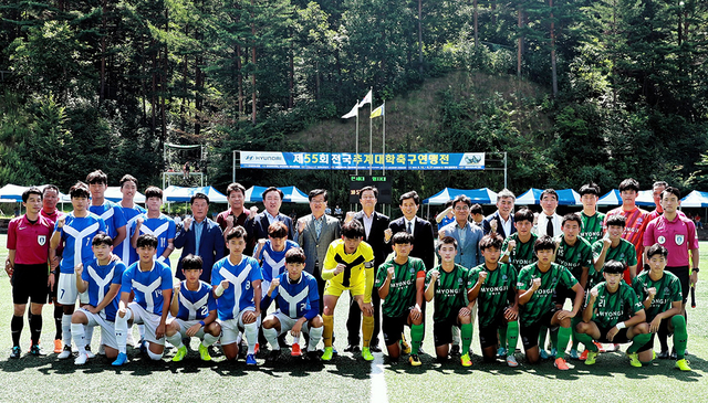 ▲12일 강원 태백시 고원1구장에서 열린 ‘제55회 전국 추계대학축구 연맹전’ 개막식에 류태호 태백시자을 비롯한 기관단체장 등이 참석한 가운데 첫 예선전을 치루는 명지대와 연세대 선수단기 기념촬영하고 있다. 총 78개 팀 3000여 선수단이 참가한 이번 대회는 KBS N배와 태백배 2개 리그로 나눠 리그 당 76경기 씩 총 152경기가 오는 27일까지 열리게 된다. ⓒ태백시