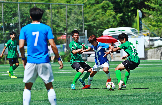 ▲국내 대학축구 최강을 가리는 제55회 전국 추계대학축구 연맹전이 12일 강원 태백시 고원1구장에서 개막한 가운데 명지대와 연세대의 첫 예선전이 열리고 있다. ⓒ태백시