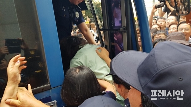 12일 제주지방법원 제2형사부(재판장 정봉기)에서 재판을 마치고 나온 고유정이 호송차에 오르고 있다. ⓒ프레시안 (현창민)