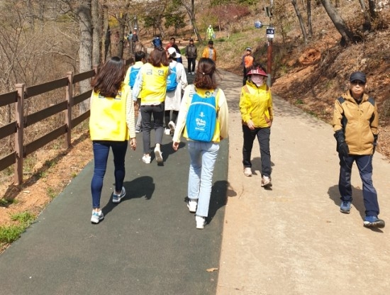 지난해 진행된 제1기 '화(火)목(木)하게 구불길 걷기' 행사에 참여한 참가자들. ⓒ군산시