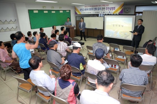 12일 오후 군산시 내초마을 주민들이 네이버데이터센터 유치 관련 설명회를 경청하고 있다. ⓒ군산시