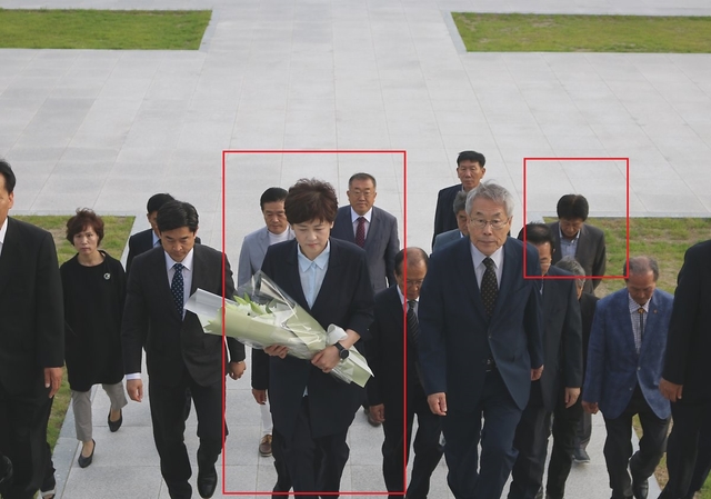 ▲ 강은희 교육감 후보는 작년 지방선거 공식선거운동 첫날 충혼탑을 방문했다. 이 자리에 허선윤 이사장(오른쪽 끝부분)도 함께 했다. ⓒ셜록