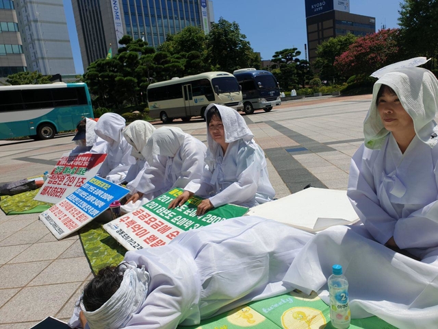 ▲ 울산시청 본관 앞에서 농성 중인 가스안전점검원 노동자들. ⓒ경동도시가스 서비스센터 분회