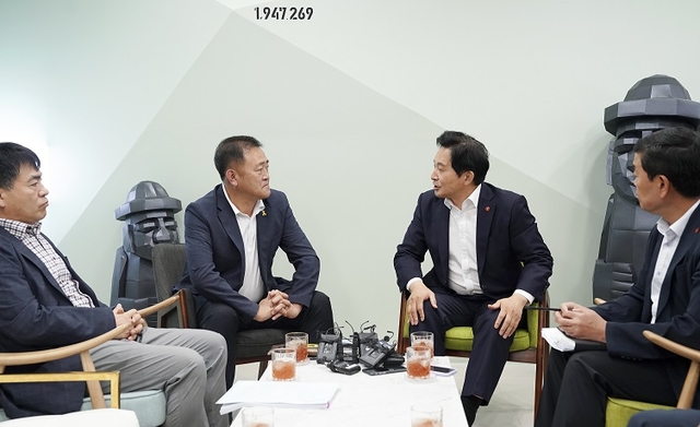 지난 7월 25일 원희룡 제주도지사가 제2공항 반대대책위원회 강원보 위원장과 면담하고 있다. ⓒ제주특별자치도