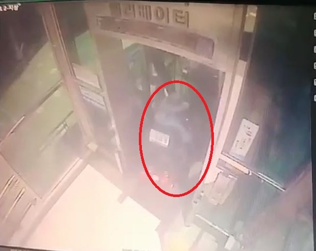 ▲ A 씨가 탄 전동휠체어가 승강기 출입문과 충돌하는 모습. ⓒ부산지방경찰청