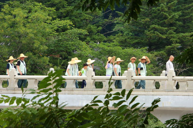 ▲13일 강원 인제군 북면 용대리 백담사 템플스테이에 참여한 관광객들이 대자연의 절경, 시원한 설악산 자락에서 몸과 마음을 쉬며나만을 위한 힐링의 시간을 갖고 있다. ⓒ인제군
