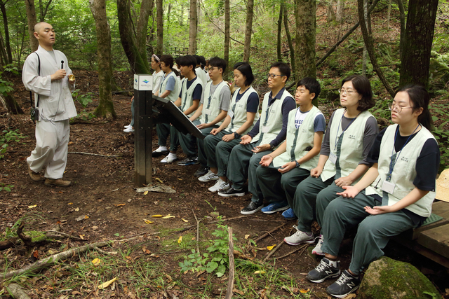 ▲13일 강원 인제군 북면 용대리 백담사 템플스테이에 참여한 관광객들이 대자연의 절경, 시원한 설악산 자락에서 몸과 마음을 쉬며나만을 위한 힐링의 시간을 갖고 있다. ⓒ인제군