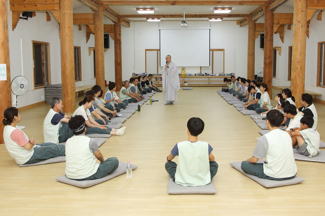 ▲13일 강원 인제군 북면 용대리 백담사 템플스테이에 참여한 관광객들이 대자연의 절경, 시원한 설악산 자락에서 몸과 마음을 쉬며나만을 위한 힐링의 시간을 갖고 있다. ⓒ인제군