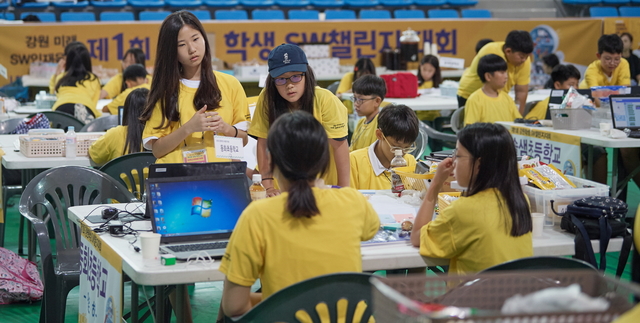 ▲한림대 소프트웨어중심대학사업단은 13일 한림대 레크리에이션센터 체육관에서 강원도 내 초·중등학생을 대상으로 강원 미래 SW 인재육성을 위해‘제1회 강원학생 SW 챌린지 대회’를 개최했다. ⓒ한림대