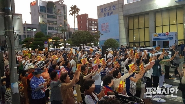 제주제2공항 성산읍반대대책위와 제2공항반대 범도민회등 90여개의 시민단체들은 13일 제주시청 앞에서 제주제2공항강행저지비상도민회 출범식을 개최했다. ⓒ 프레시안(현창민)
