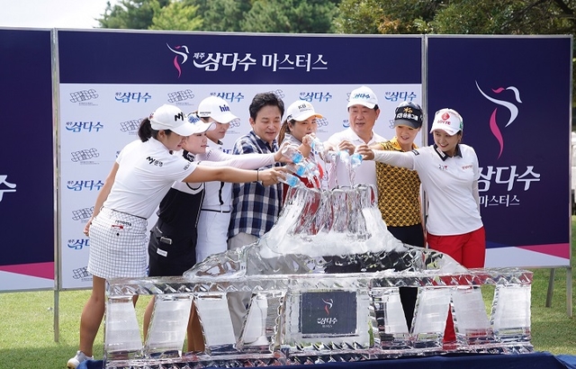 지난 11일 제주오라컨트리클럽에서 벌어진 삼다수마스터스에서 출전선수들이 경기전 축하행사를 진행하고 있다. ⓒ제주특별자치도청