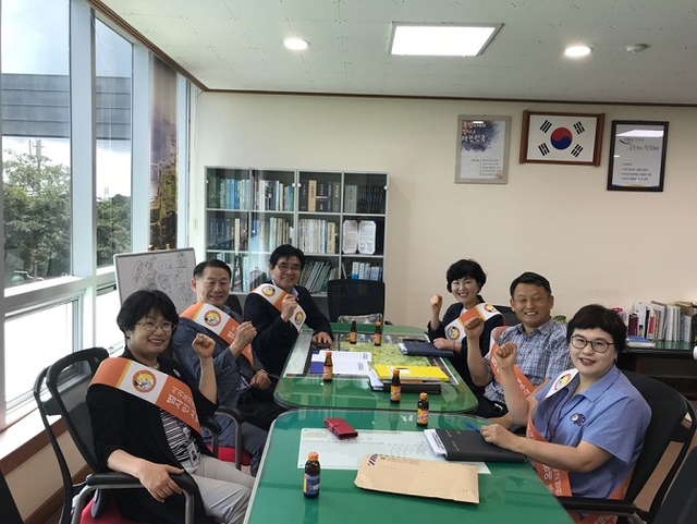 서귀포의료원 제주대학교병원 위탁운영 추진협의회가 8월 12일부터 위탁운영을 위한 범시민 서명운동에 행정기관을 직접 방문해 시민들이 동참을 호소했다. ⓒ서귀포시