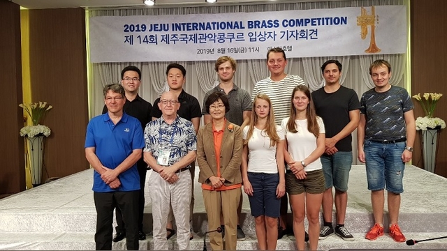 제 14회 제주국제관악콩쿠르가 각부분별 입상자를 발표했다. 뒷줄왼쪽부터 호른 리우양 트럼펫 이현준 트럼본 크리스카핏 금관5중주 브라스켓 이 우승의 영예를 안았다. ⓒ프레시안(현창민)