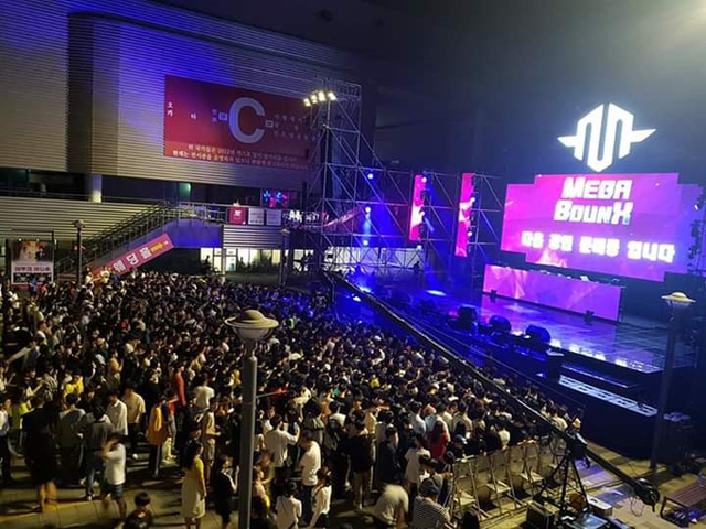 ▲박람회장 내 국제관 엑스포디지털갤러리에서 ㈜쿠키E&M이 주관으로 힙합페스티벌이 개최되고 있는 현장 모습 ⓒ2012여수세계박람회재단