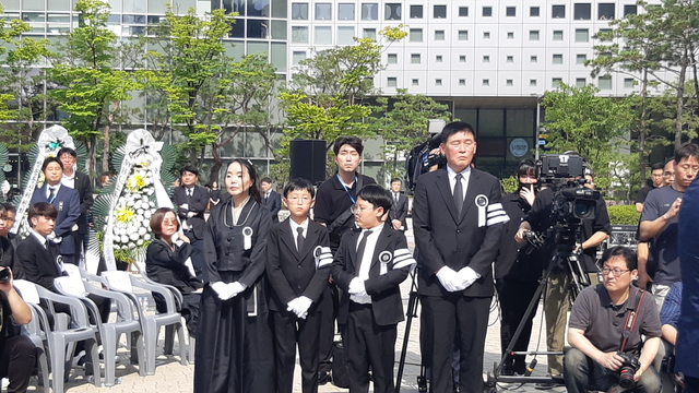 ▲故 이용마 기자의 유족들이 조문객을 맞이하고 있다. ⓒ프레시안(조성은)