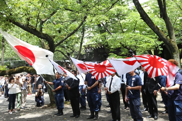 ▲ 일본의 패전일이자 한국의 광복절인 지난 15일 일본 도쿄(東京) 야스쿠니신사(靖國神社)에서 극우들이 전범기인 욱일기(旭日旗)를 들고 선 모습. ⓒ연합뉴스