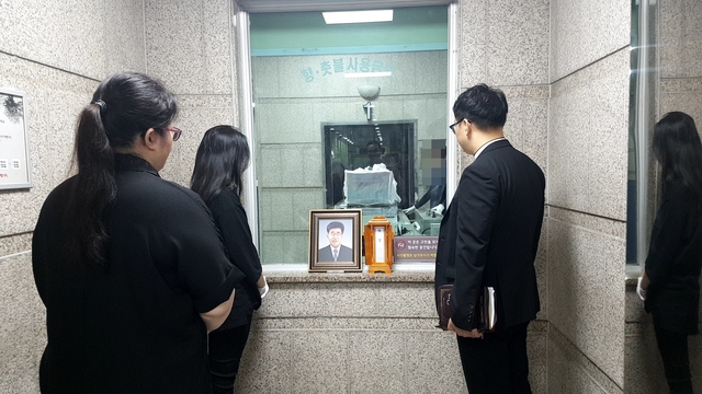 ▲ 10년 동안 가족처럼 돌봤던 분의 무연고 장례에 참석한 지인들. ⓒ부용구