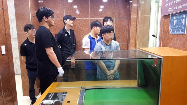 ▲ 불의의 사고로 사망한 지인의 무연고 장례에 참석한 동료들. ⓒ부용구