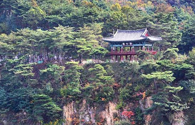 ▲낙동강변 3대 누각의 하나인 관수루(觀水樓)는 강변의 병풍처럼 펼쳐져 있는 언덕 위에 세워져 낙동강의 유장한 흐름을 굽어보고 있다.Ⓒ의성군