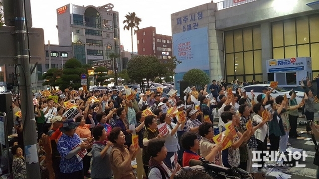 제2공항강행저지비상도민회의 가 지난 13일 제주시청 앞에서 발데식 및 결릐대회를 개최했다. ⓒ프레시안(현창민)