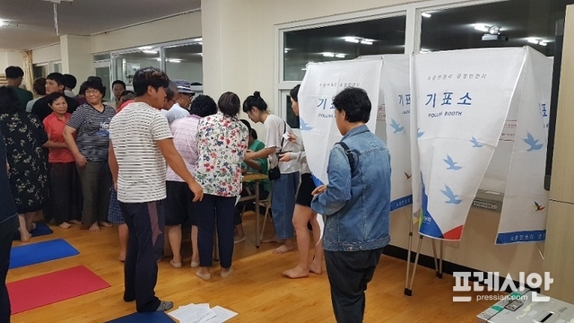 선흘2리 마을 주민들은 27일 저녁 7시 마을 회관에서 임시총회를 열고 '이장 해임안' 과 '이장이 체결한 협약서 무효' 건 에 대해 찬반· 투표를 진행했다. ⓒ프레시안(현창민)