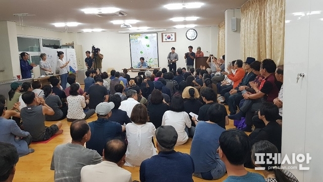 선흘2리 마을 주민들은 27일 저녁 7시 마을 회관에서 임시총회를 열고 '이장 해임안' 과 '이장이 체결한 협약서 무효' 건 에 대해 찬·반 투표를 진행했다. ⓒ프레시안(현창민)