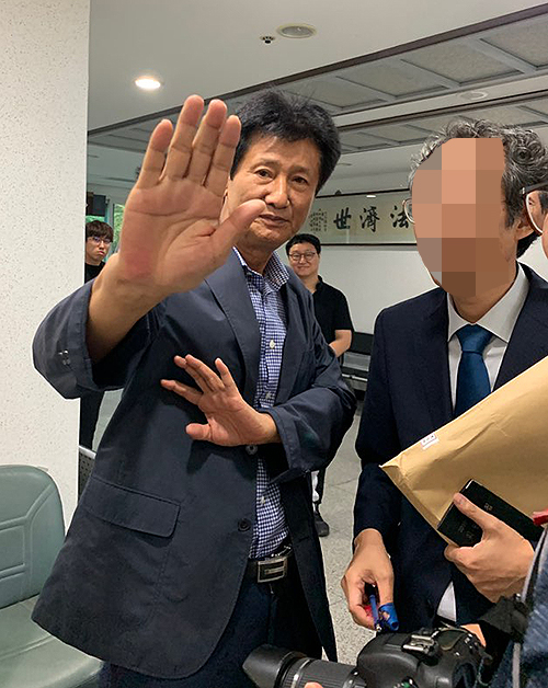▲ 재판을 받고 법원을 나오는 허선윤 이사장. ⓒ셜록