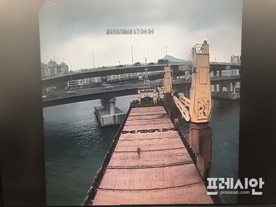 ▲ 광안대교 충돌 직전의 씨그랜드호 모습. ⓒ프레시안(박호경)