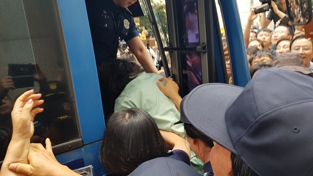지난 8월 12일 1차 재판을 끝낸 고유정이 호송차에 오르고 있다. ⓒ프레시안(현창민)