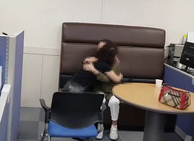 ▲ 4일 오후 부산 중부경찰서에서 20년 만에 상봉한 모녀. ⓒ부산경찰청