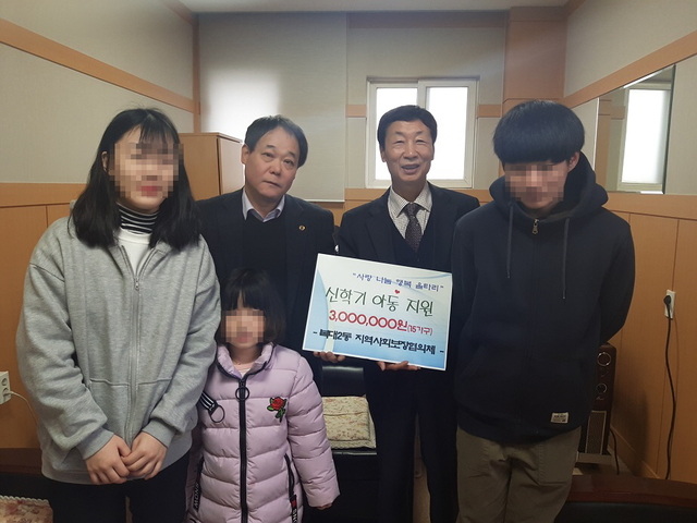 ▲ 청주시 복대2동 지역사회보장협의체 행복울타리 박돌순 위원장(뒷줄 왼족)이 지역내 어려운 환경의 학생들에게 장학금을 전달하고 기념촬영을 하고 있다 ⓒ청주시 복대2동