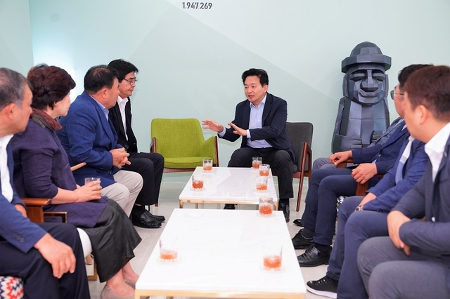 원희룡 제주도지사와 양광순 서귀포의료원 제주대학교병원 위탁운영 추진협의회장 이 5일 제주도청 도지사 집무실에서 간담회를 개최 했다. ⓒ 제주특별자치도