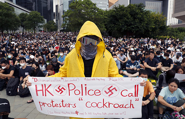 ▲ 지난 2일(현지 시각) 홍콩에서 열린 송환법 반대 시위에 참석한 한 참가자가 "경찰은 시위대를 바퀴벌레라고 부르고 있다"는 문구가 적힌 팻말을 들고 있다. ⓒEPA=연합뉴스